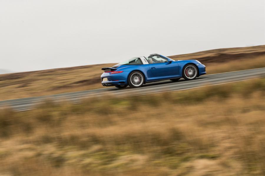  Porsche 911 Targa 4S 2016 года  (UK) (фото 19 из 40)